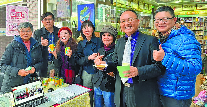 李易松牧師與教會弟兄姊妹合影。(圖/受訪者提供)