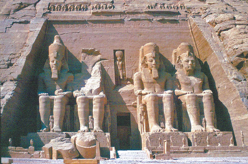 阿布辛貝神殿中,拉美西斯二世與妻子和兒女的 巨型雕像。(來源維基,photo by Gerd Eichmann)