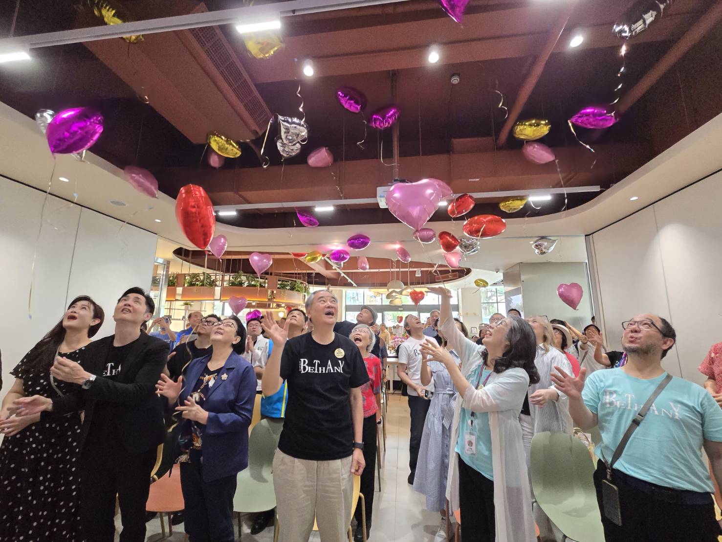 施放心型氣球象徵讓愛走動。（圖/梁敬彥攝影）