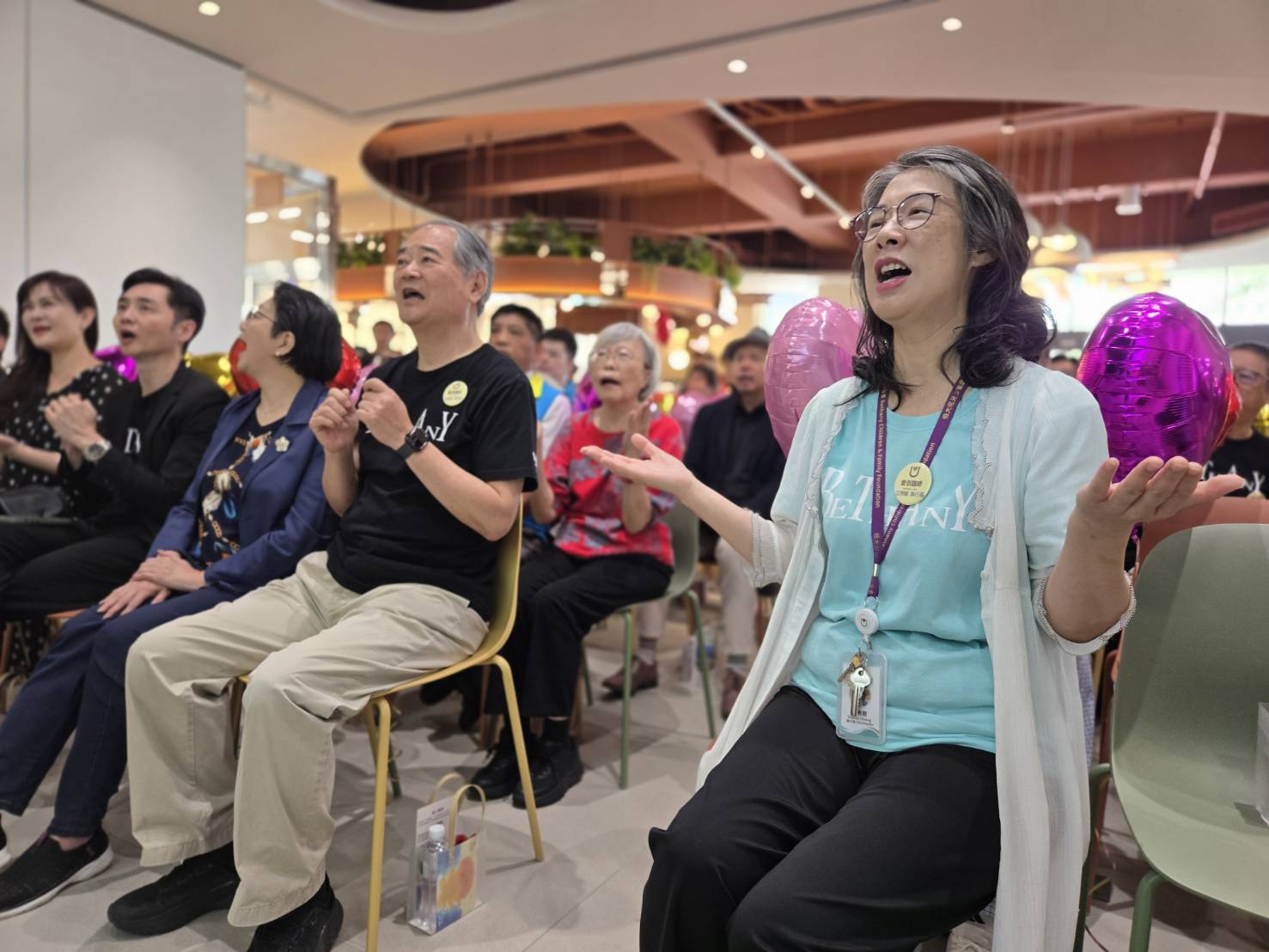 唱詩敬拜讚美神。（圖/梁敬彥攝影）