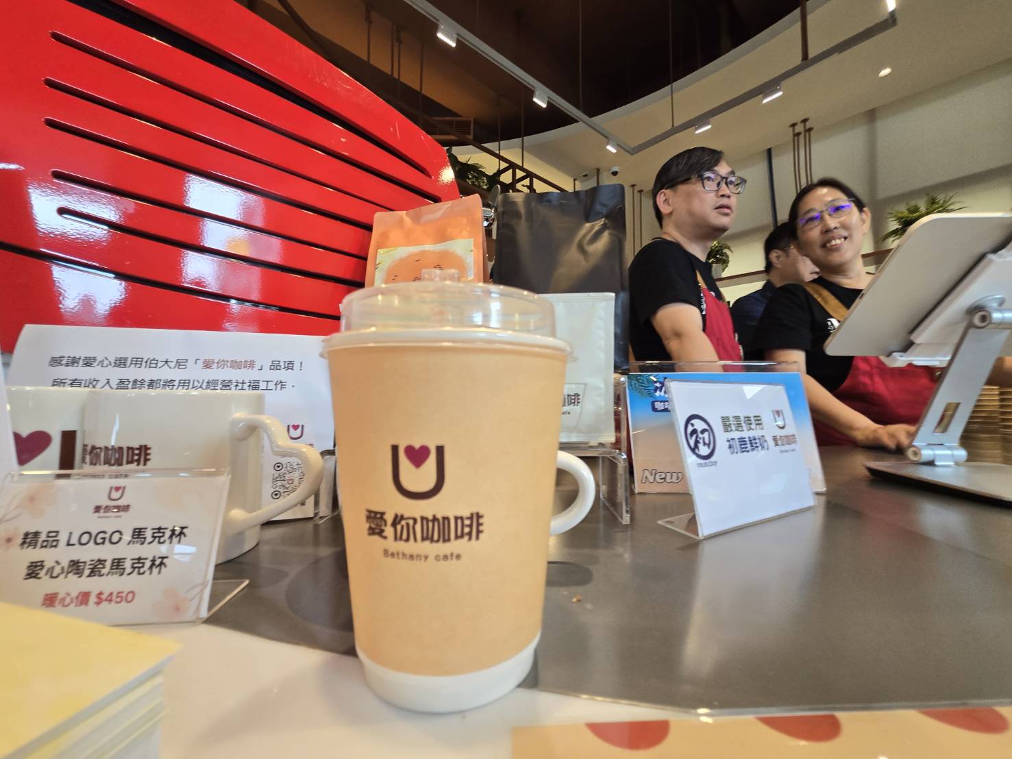 一杯咖啡傳第溫度和祝福。（圖/梁敬彥攝影）