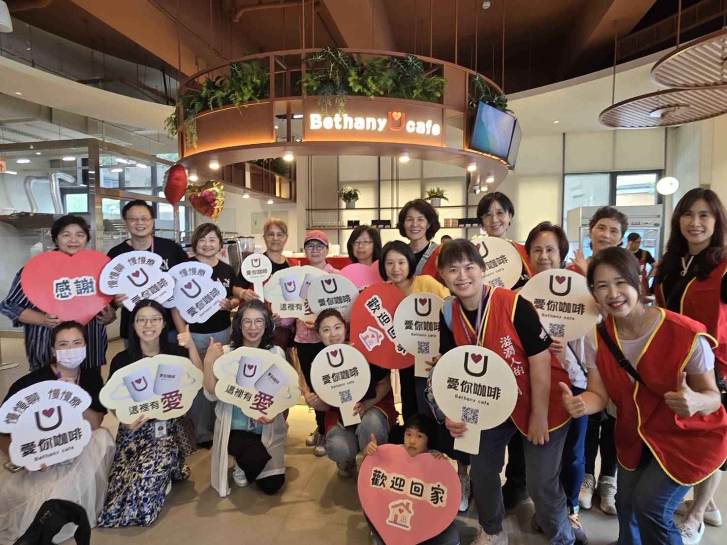 江秀圈牧師和她帶領的伯大尼團隊。（圖/梁敬彥攝影）