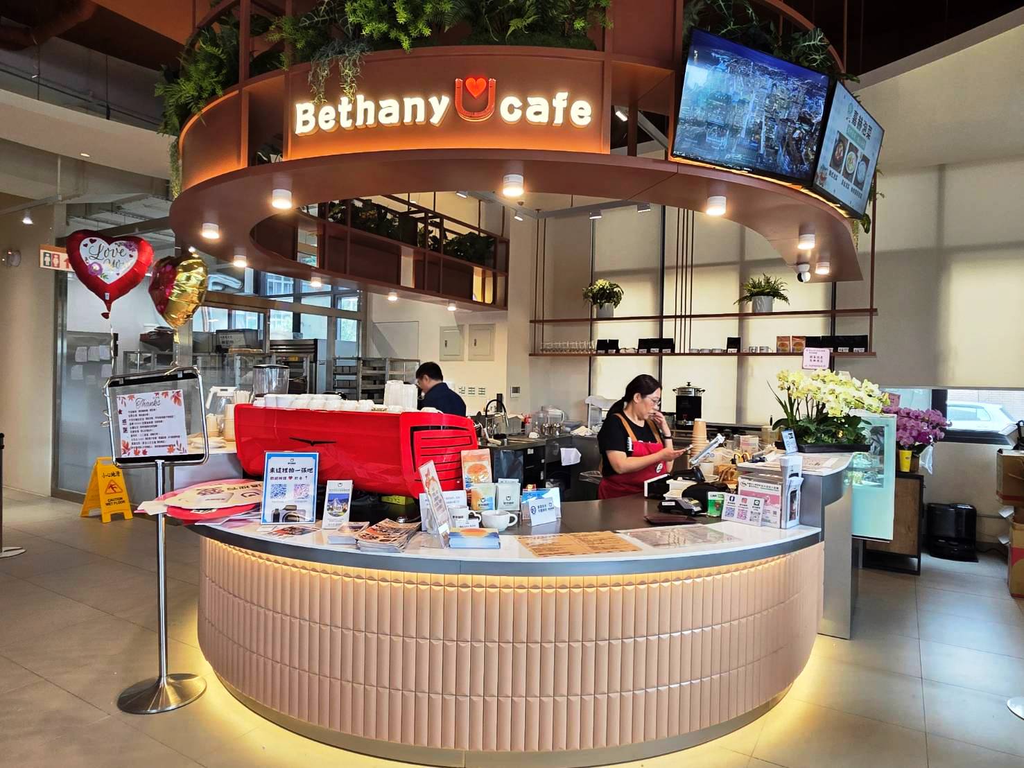 特別放低的吧檯設計。。（圖/梁敬彥攝影）