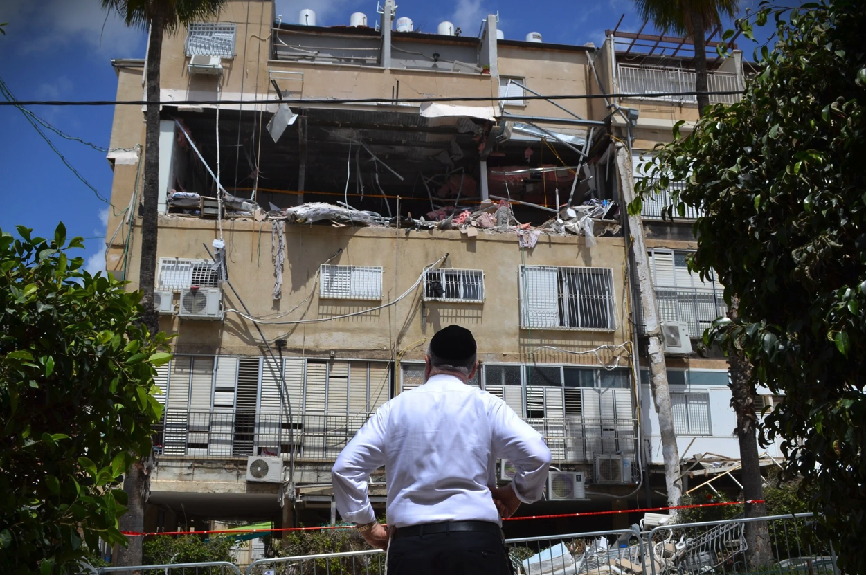 2026年4月5日，一名男子在以色列貝內貝拉克查看伊朗集束導彈襲擊所造成的破壞。（照片來源：Stav Levaton/Times of Israel）