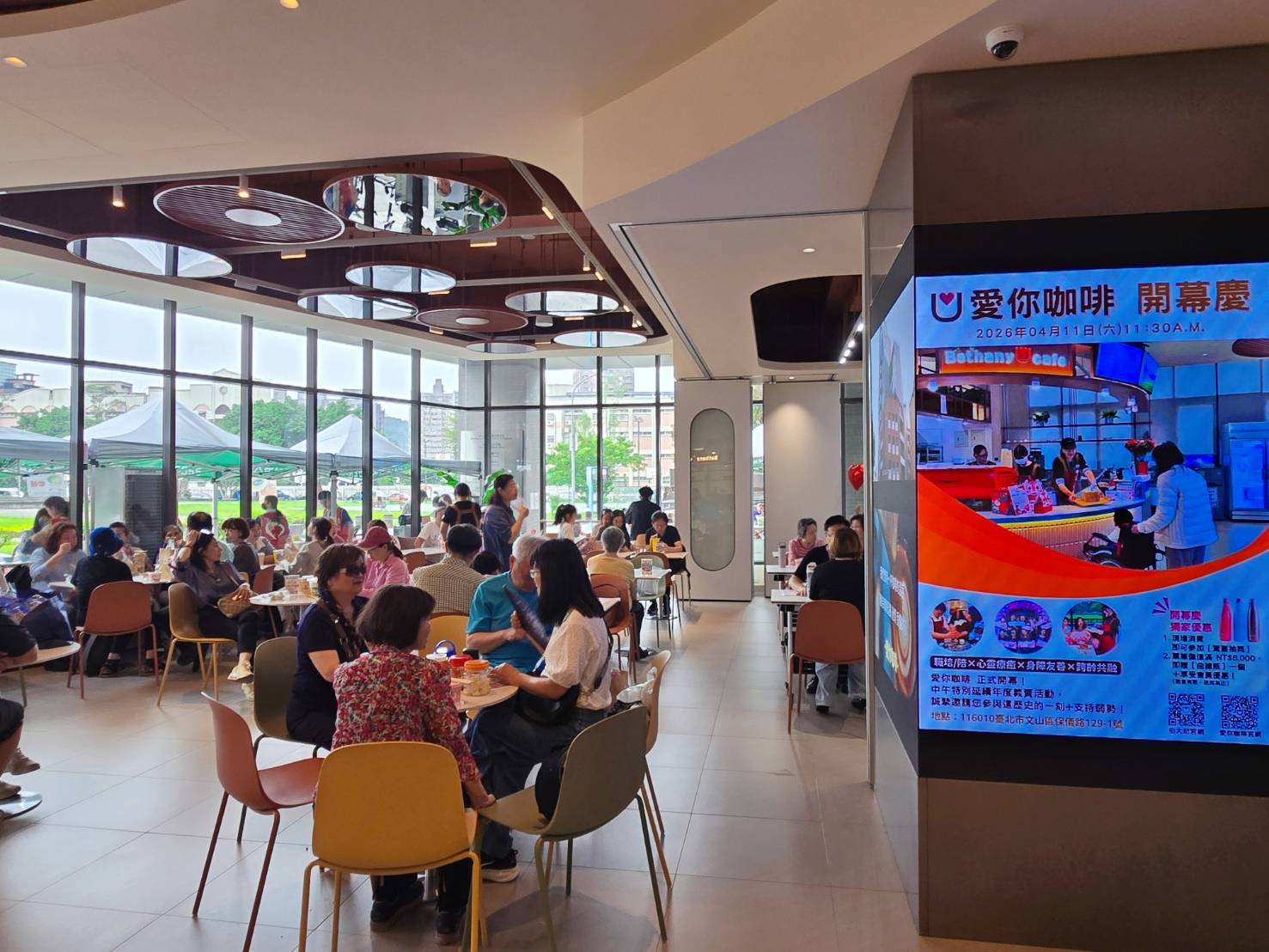 擁有大片落地窗的明亮用餐空間。（圖/梁敬彥攝影）