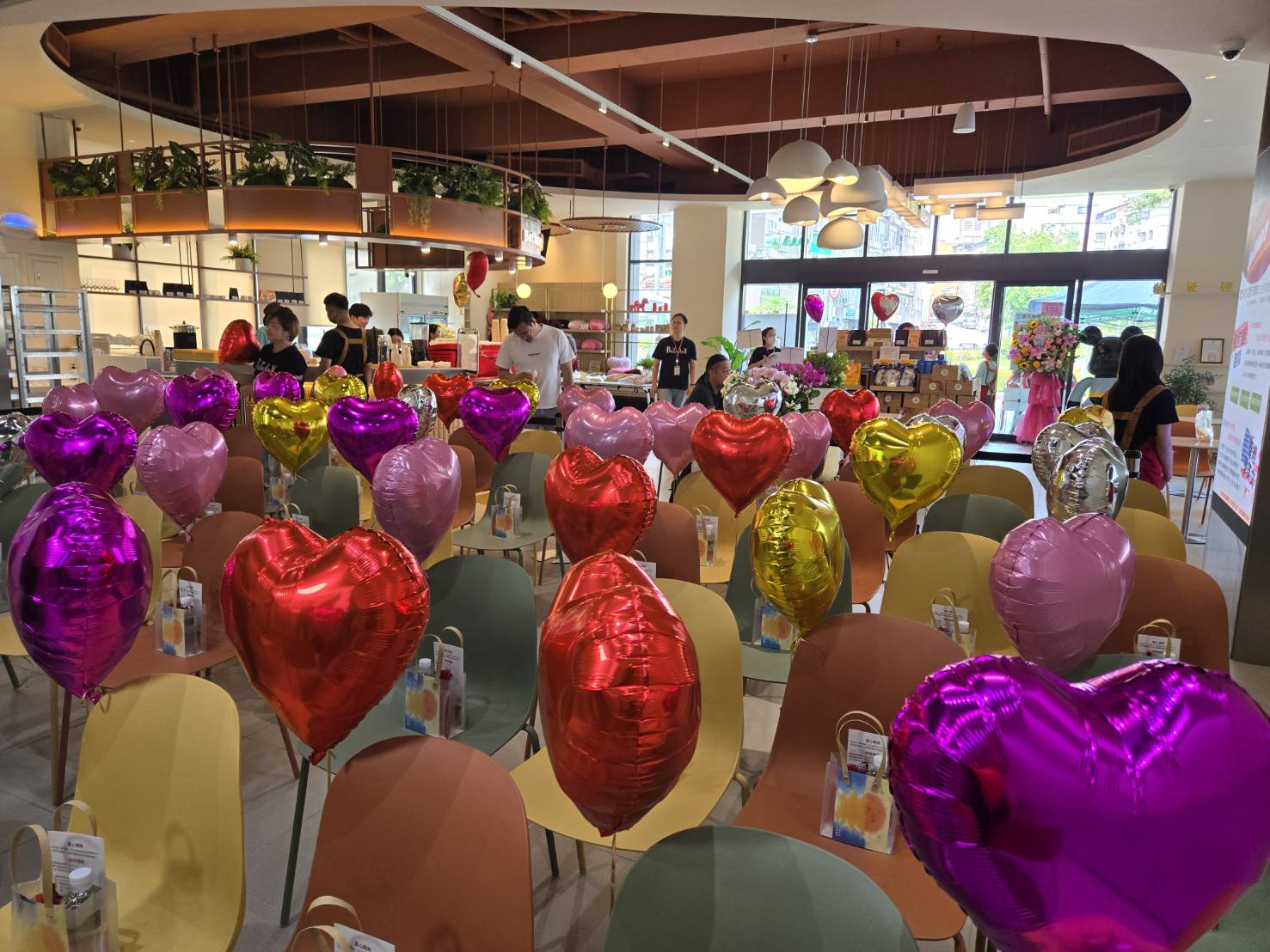 心型氣球妝點會場。（圖/梁敬彥攝影）