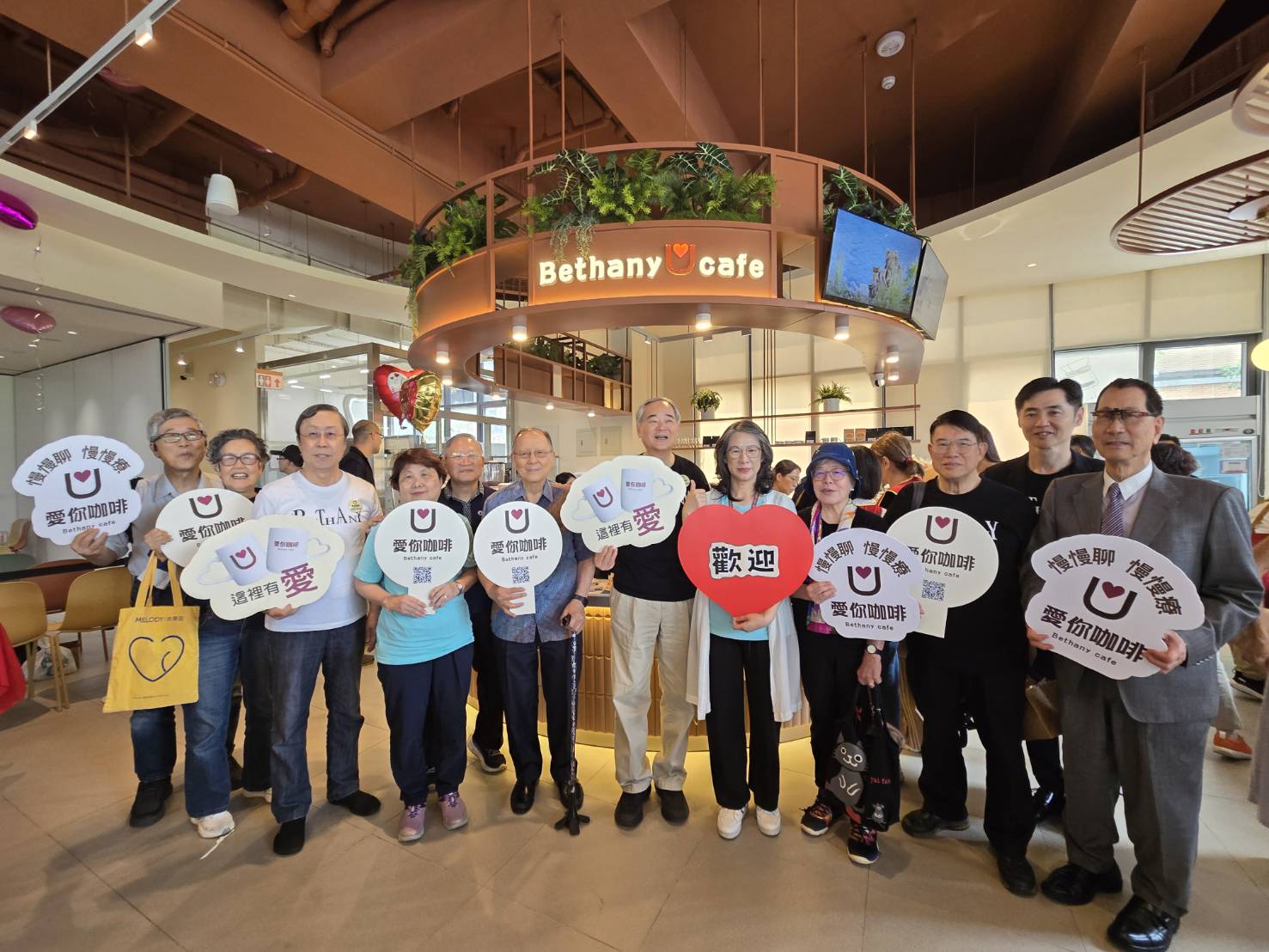 伯大尼董監事與貴賓合影。（圖/梁敬彥攝影）