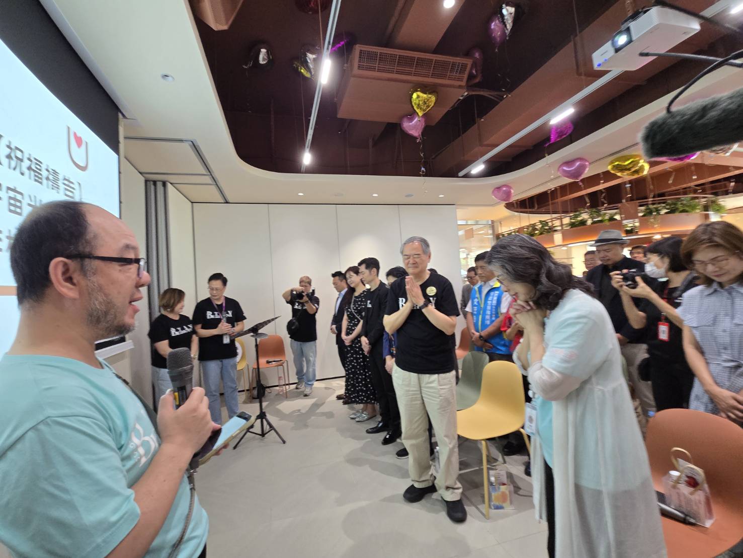 李棟良牧師祝禱。（圖/梁敬彥攝影）