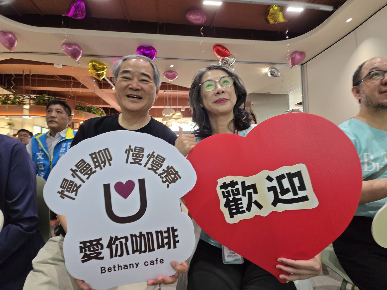 洪善群董事長和執行長江秀圈牧師。（圖/梁敬彥攝影）