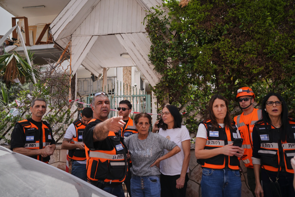 2026年4月4日，以色列安全部隊和居民聚集在拉馬特甘一棟被伊朗導彈擊中的公寓大樓旁。（照片來源：AP Photo/Maya Levin）