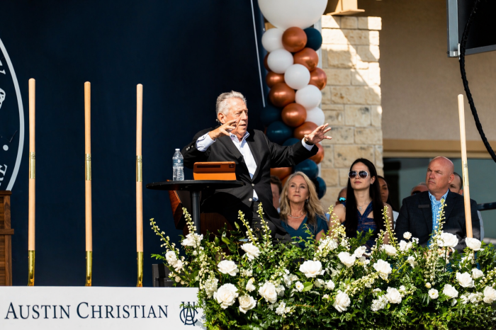 領導力專家約翰．麥斯威爾致詞。(翻攝自IG@austinchristianuniversity）