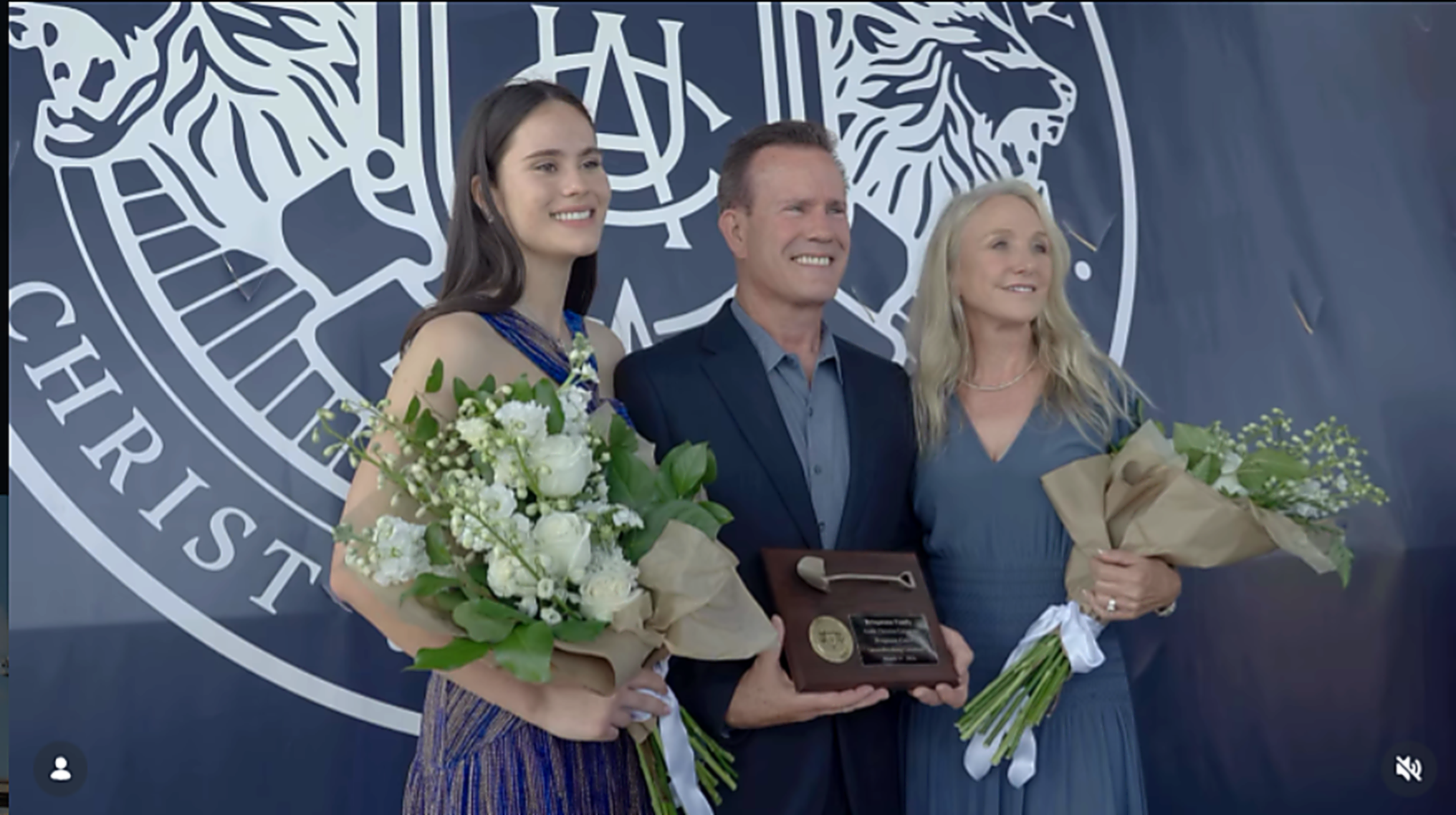 布林曼及家人在動土典禮上。（IG@austinchristianuniversity影片截圖）