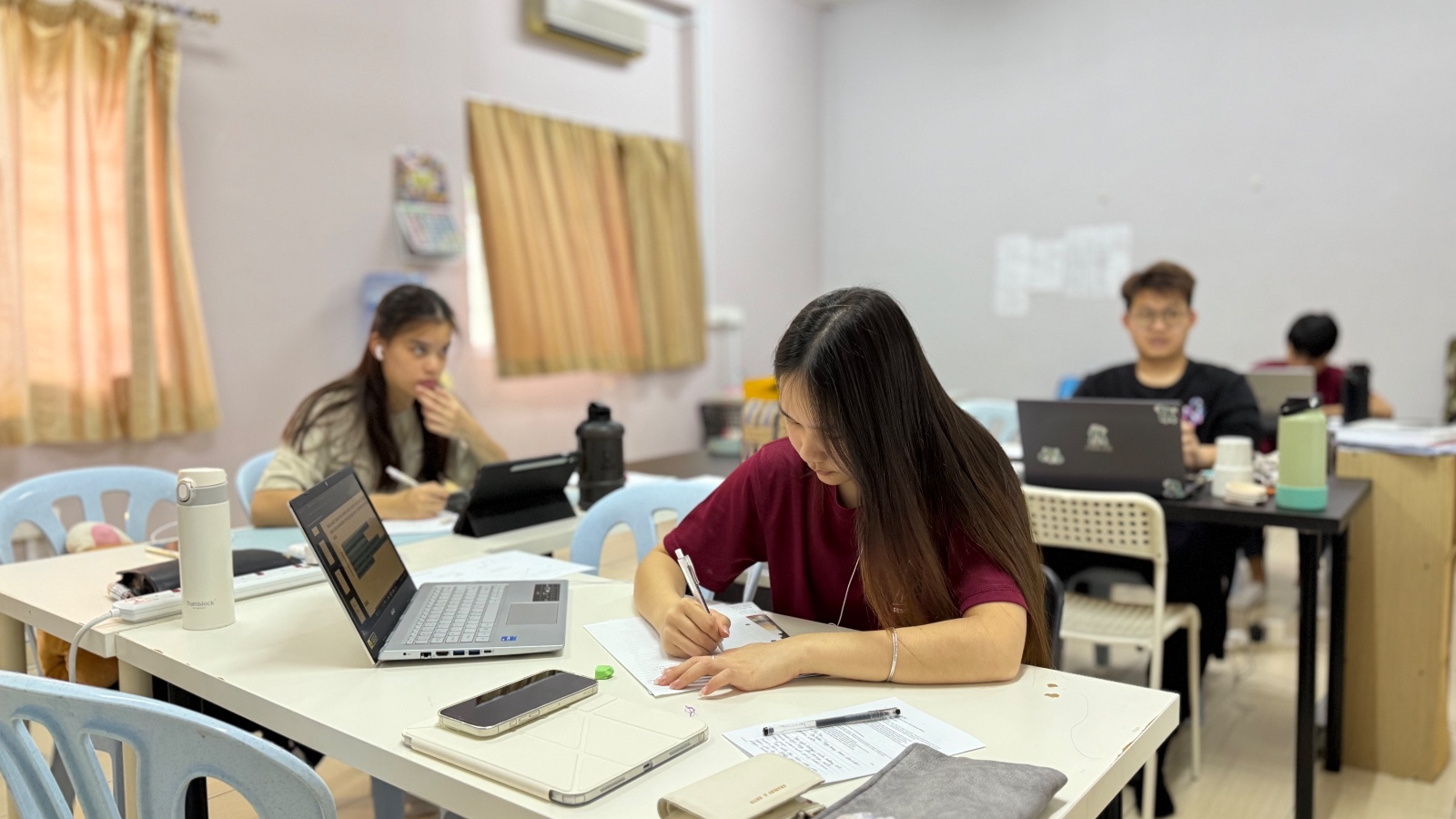 學生可按照自己的學習進度學習，在學習過程中也會獲得有經驗的監督員指導。