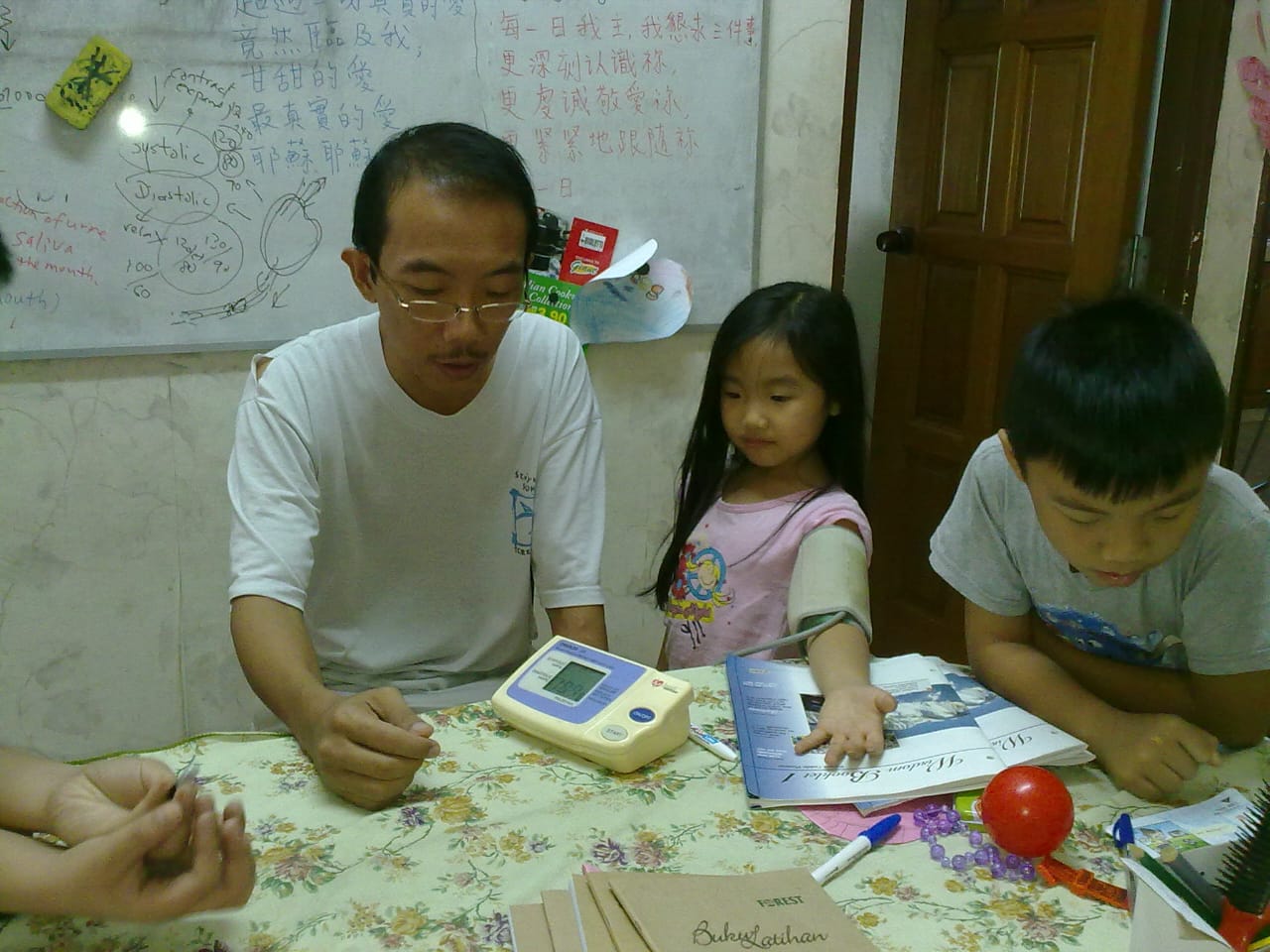 教導孩子醫藥課程如何量血壓