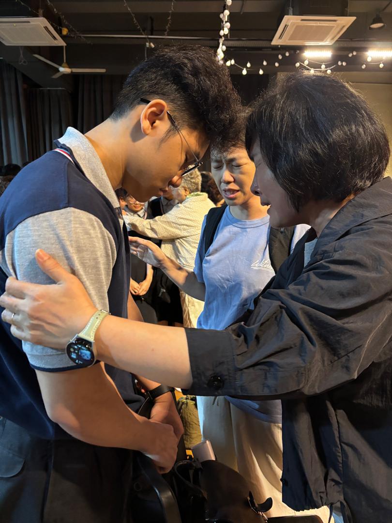 宣教士服侍為學生禱告