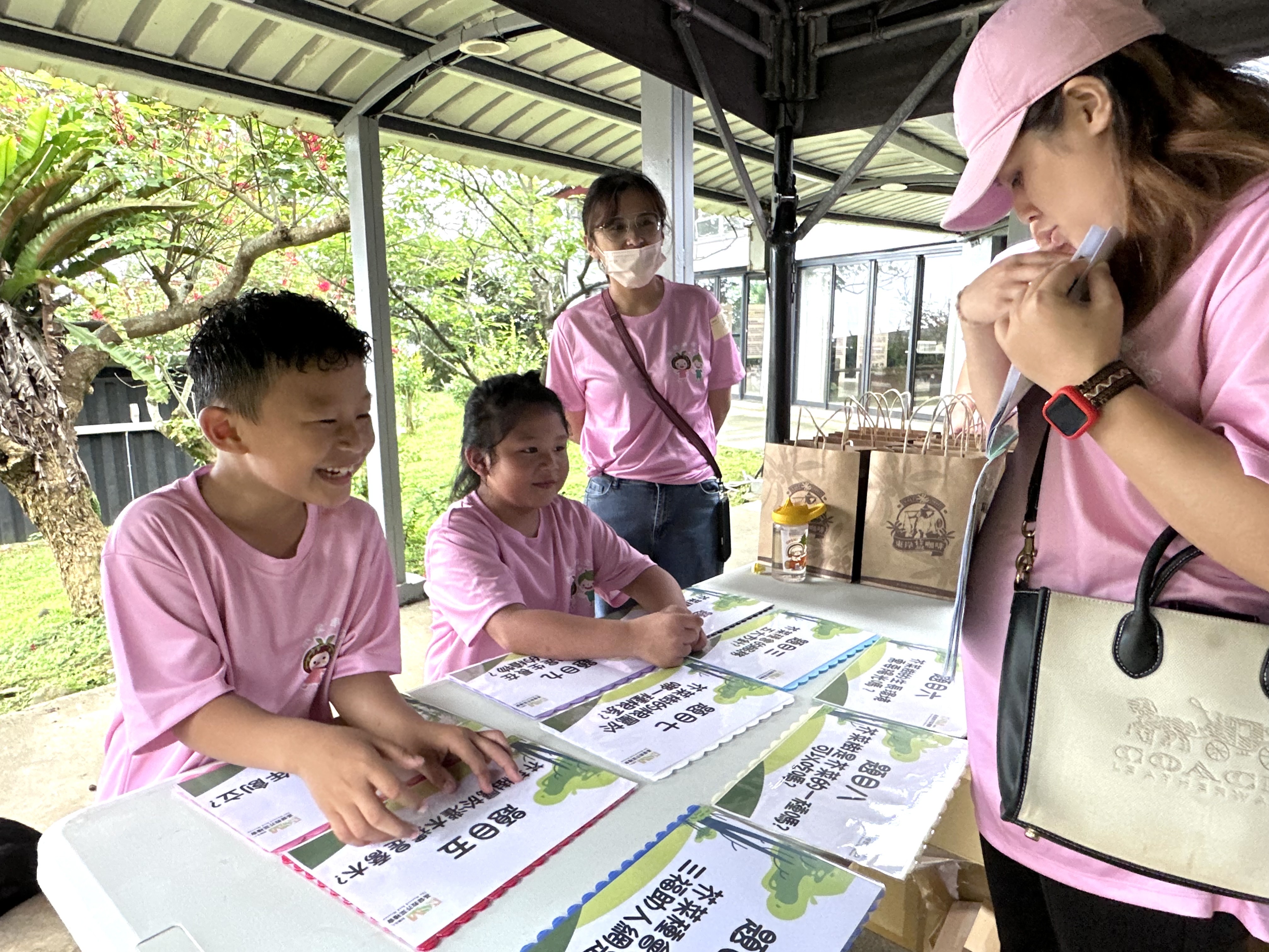 參與民眾沿著健走路線完成闖關活動，在親子互動中認識創辦人孫理蓮女士的在地關懷歷史。（芥菜種會提供）