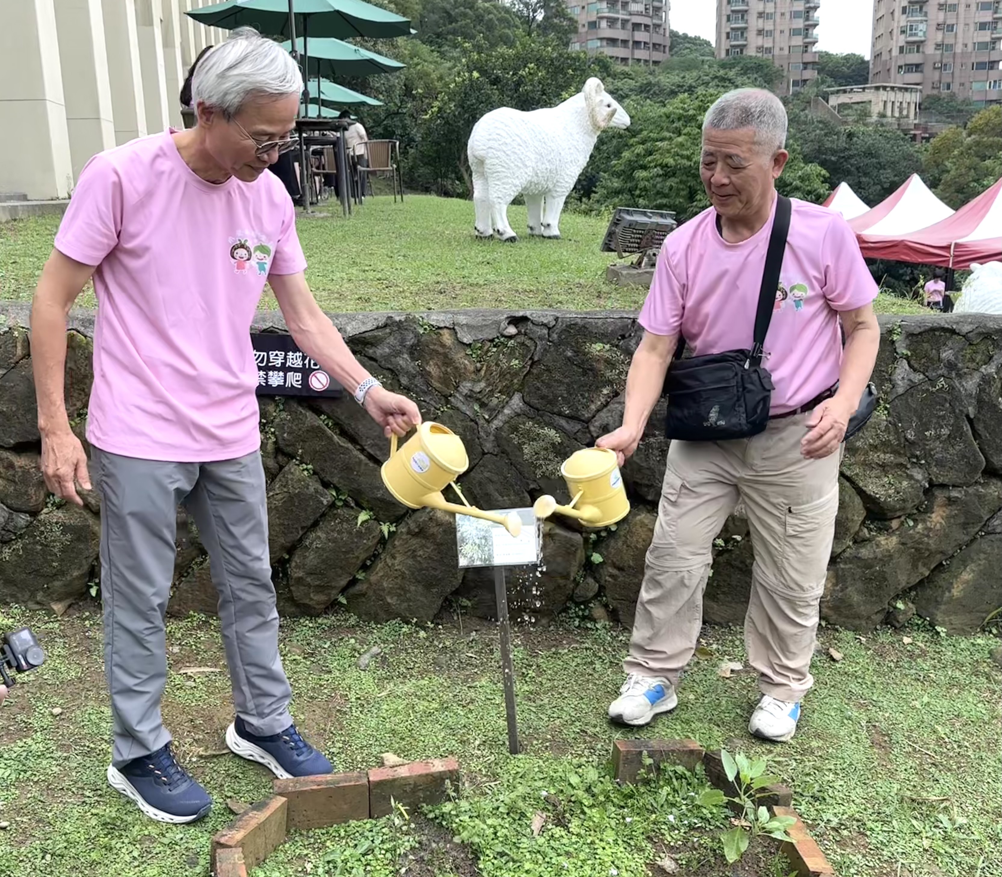 蔡仁松董事長(左)與「芥菜籽」(受助者)(右)舉行種植儀式，延續孫理蓮女士「哪裡有需要，就往那裡去」的助人使命。（芥菜種會提供）