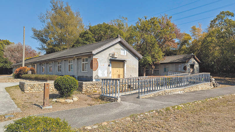 牛罵頭遺址文化園區以舊軍營做為展場。（作者攝影）