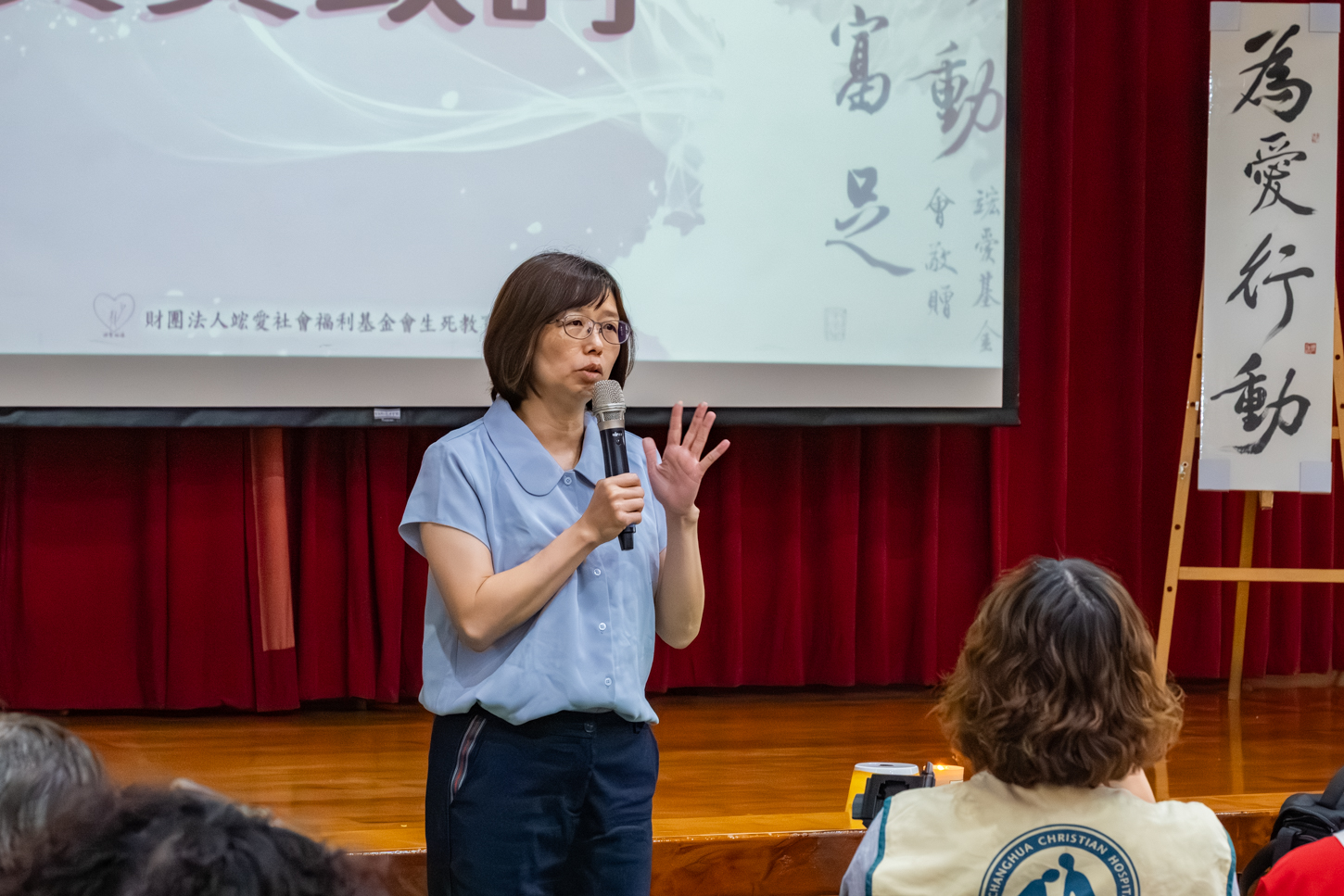 蕭惠祝主任分享彰基以癌友家庭為中心的照護計畫，強調團隊合作，協助康復者重返社區。(彰基提供)