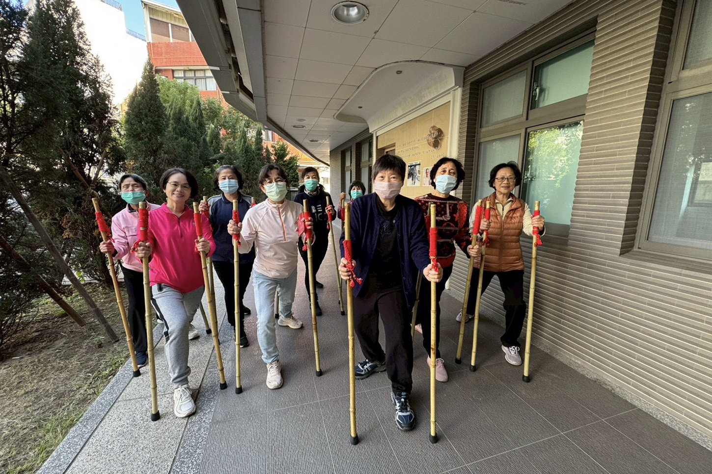 彰基透過成立健走杖運動社團，促進病友與社區融合。(彰基提供)