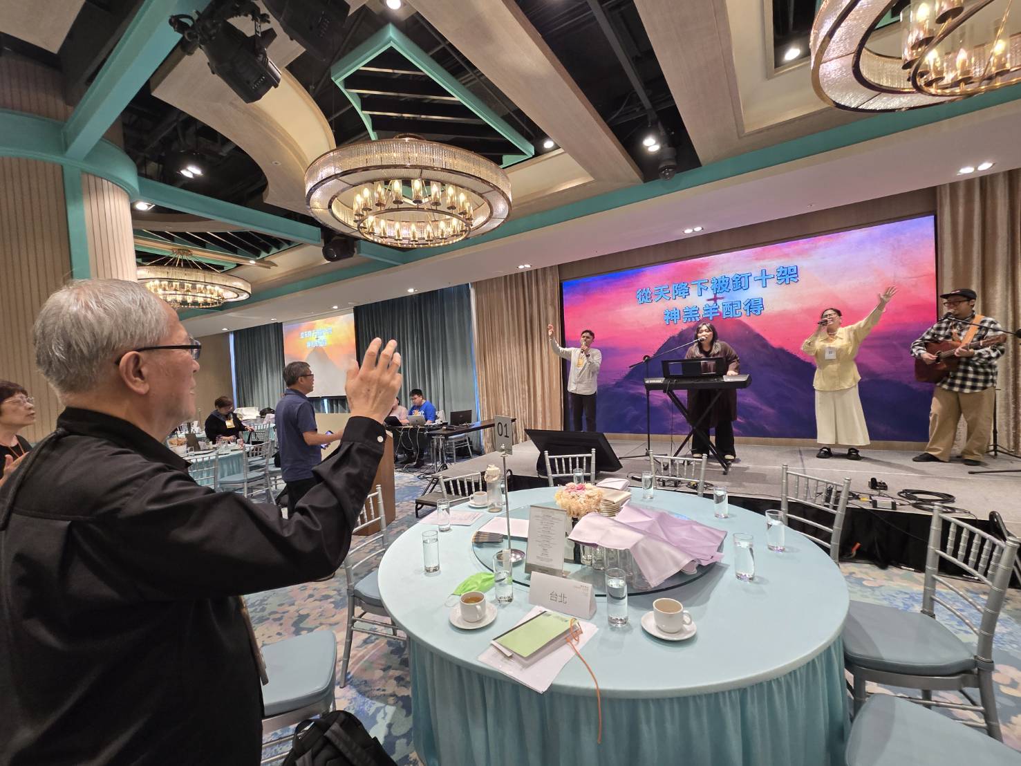 楊寧亞牧師舉手為更多職場家庭與堂會福音工人被主興起祝禱。（圖/梁敬彥攝影）