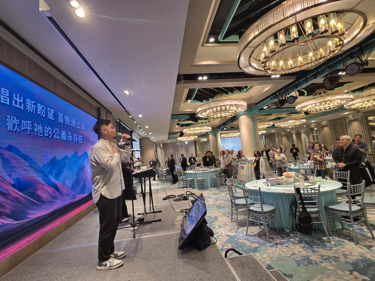 青年人帶領敬拜。（圖/梁敬彥攝影）