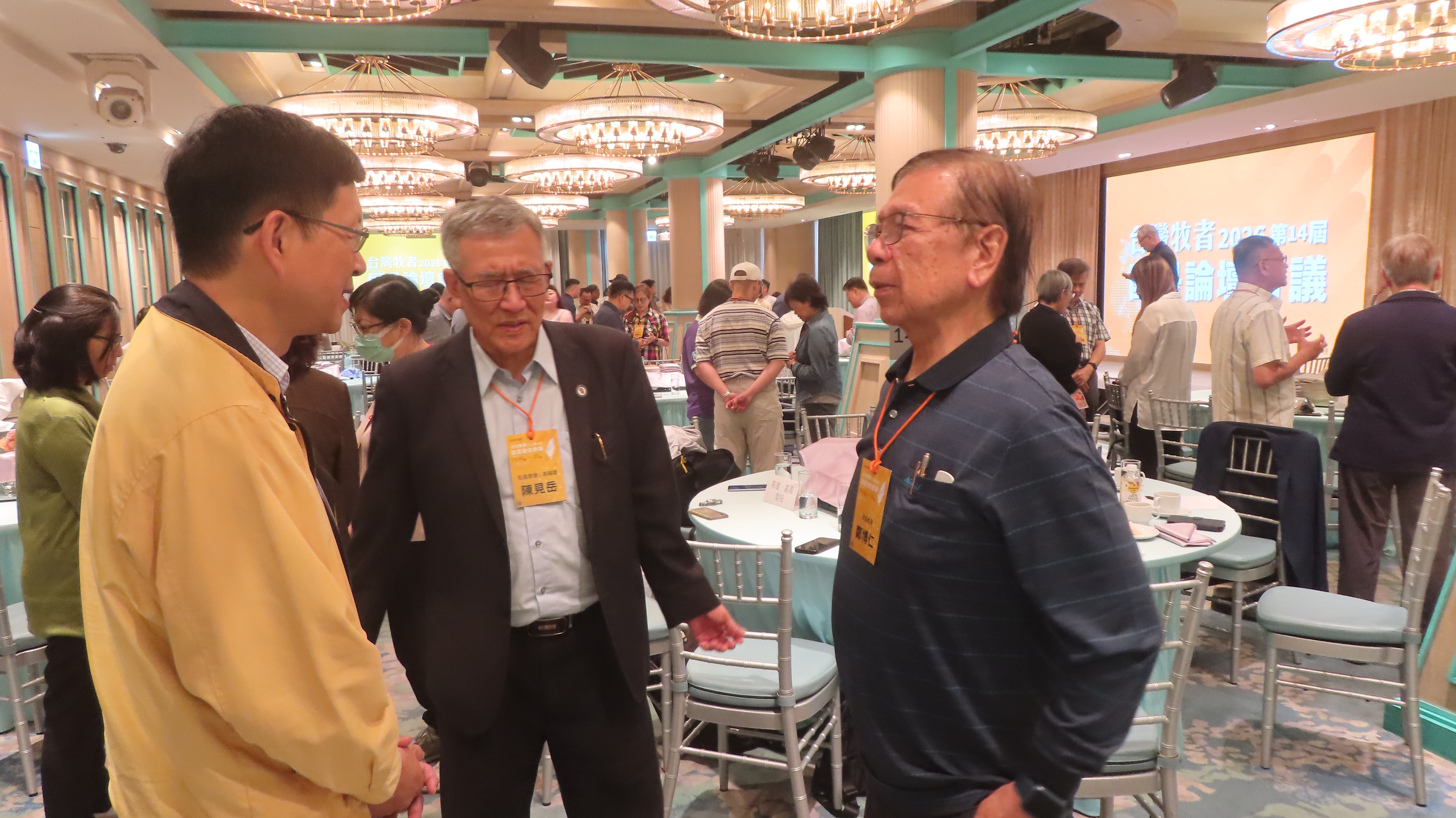 跨宗派教會牧者彼此祝禱。（圖/梁敬彥攝影）