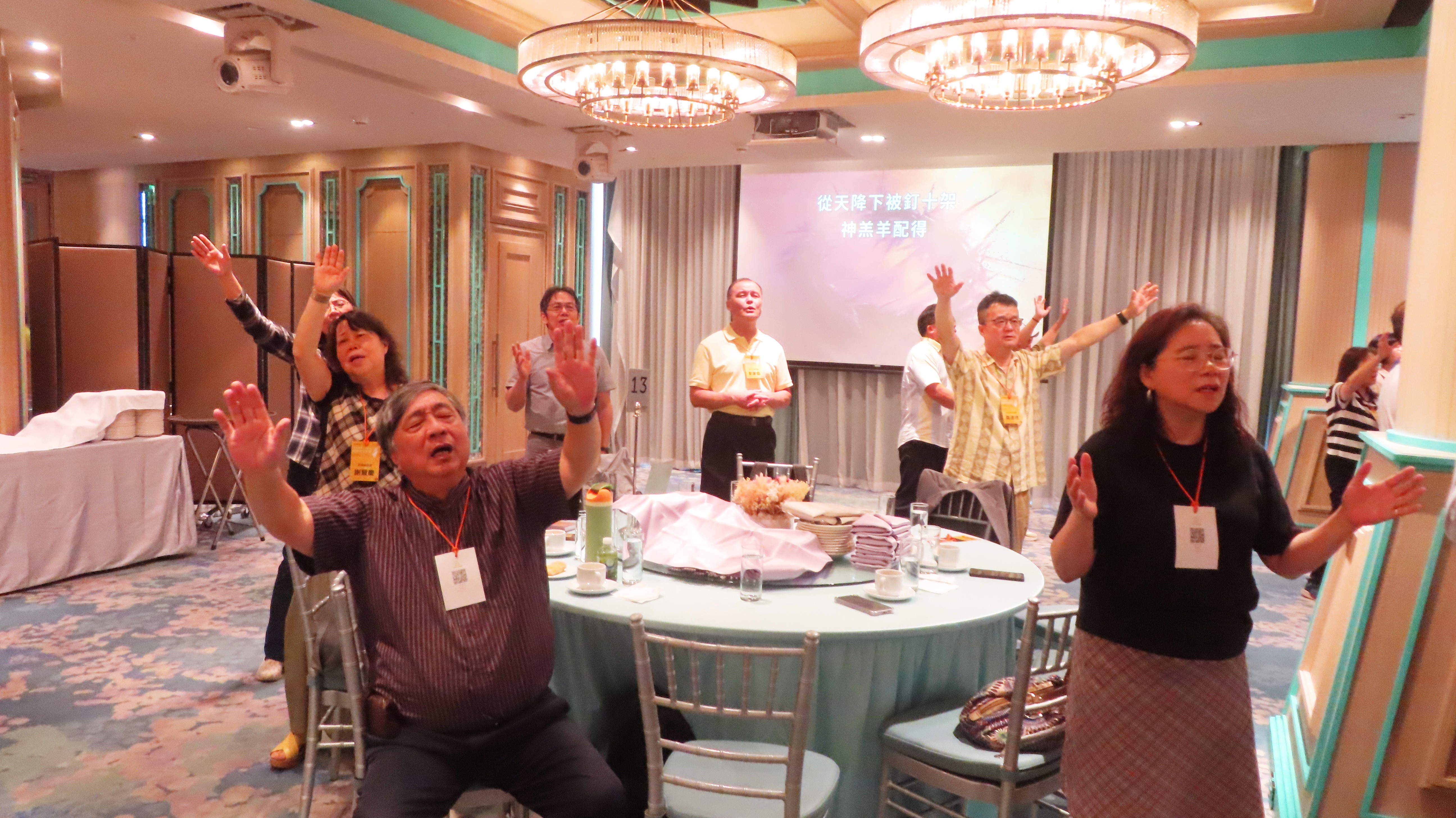 張復民牧師和新北地區傳道人齊敬拜。