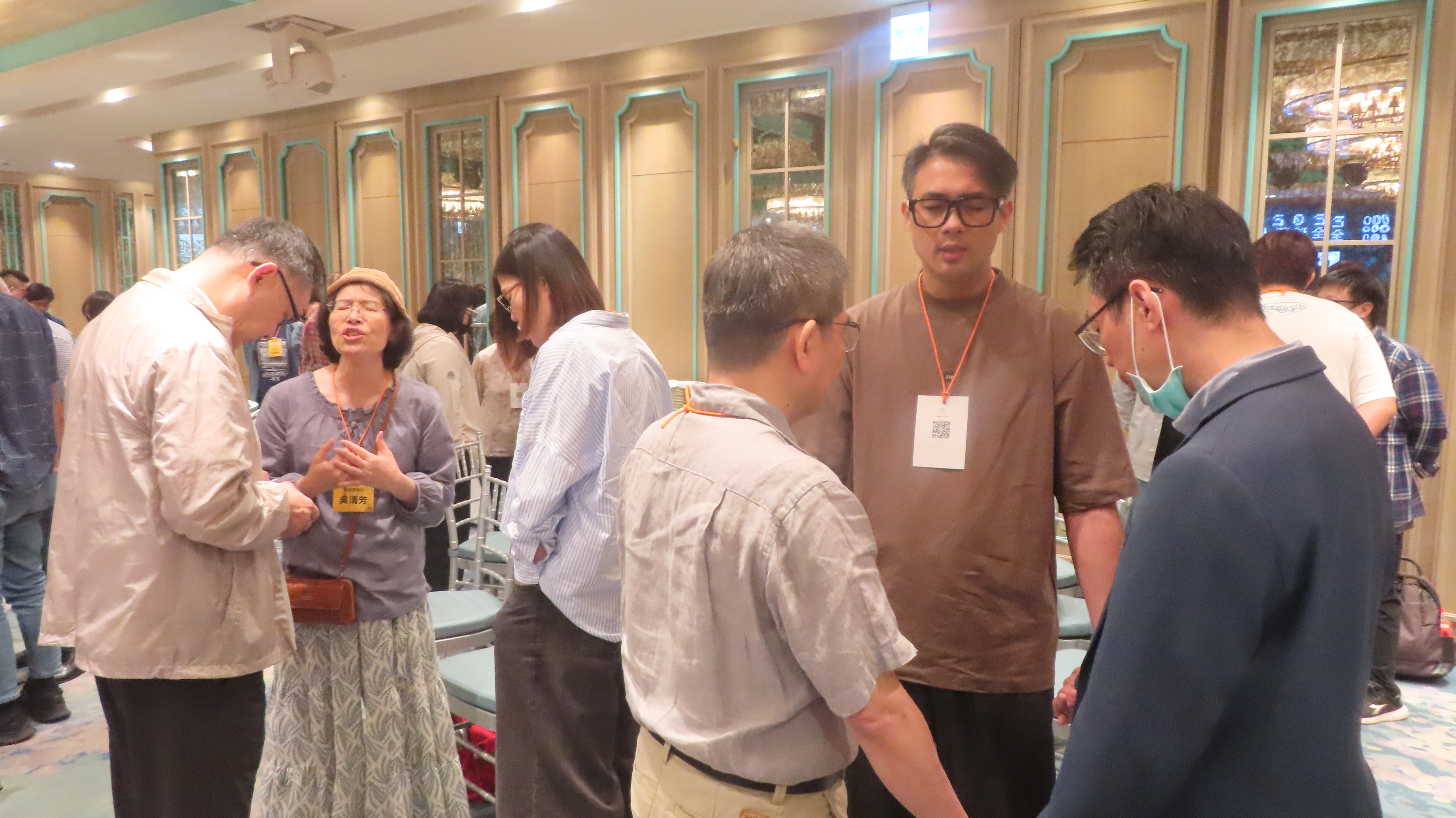 各城市跨宗派牧者彼此祝禱。（圖/梁敬彥攝影）