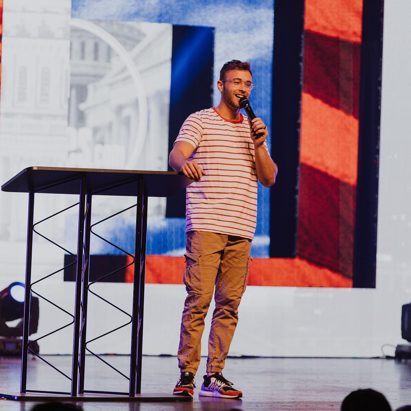 戈梅斯牧師在教會講道。(翻攝自IG@therealkirklandking）