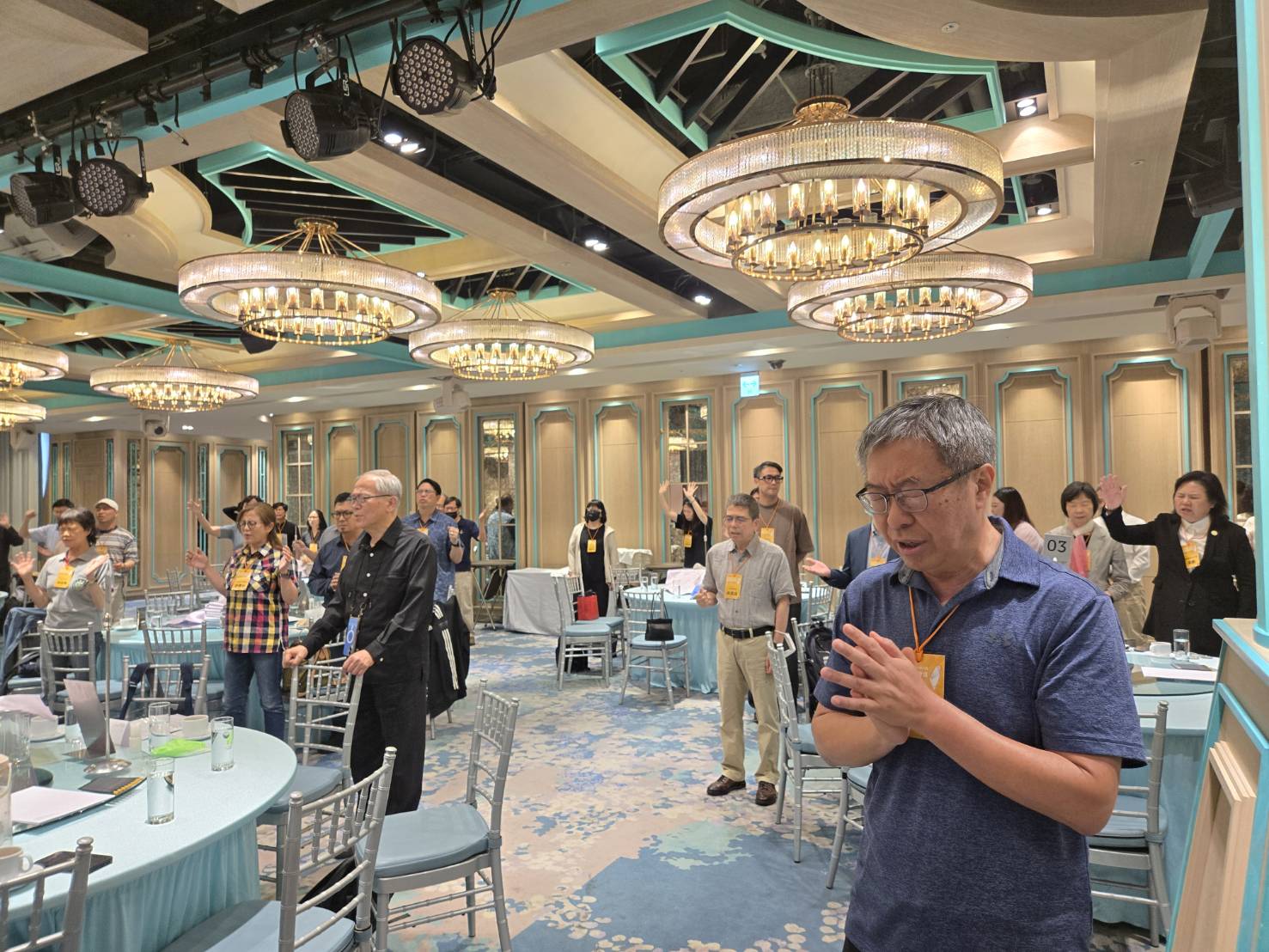 台基盟秘書長杜明達牧師（右），帶領眾牧者一同禱告。（圖/梁敬彥攝影）