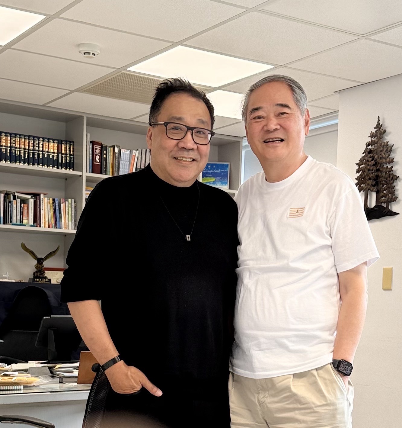 鄭忠信執行長(左)、洪善群董事長(右)。