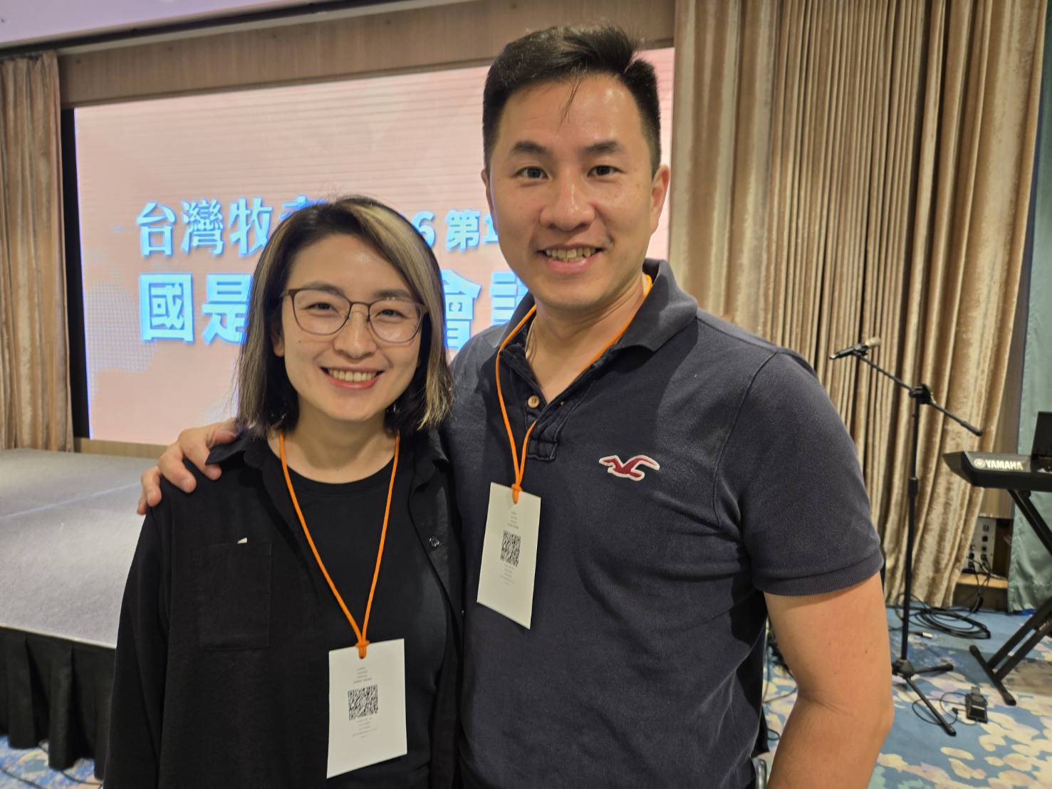 胡筱薇副教授與擔任職場傳道的先生鄒文博受訪後合影。(圖/梁敬彥攝影)