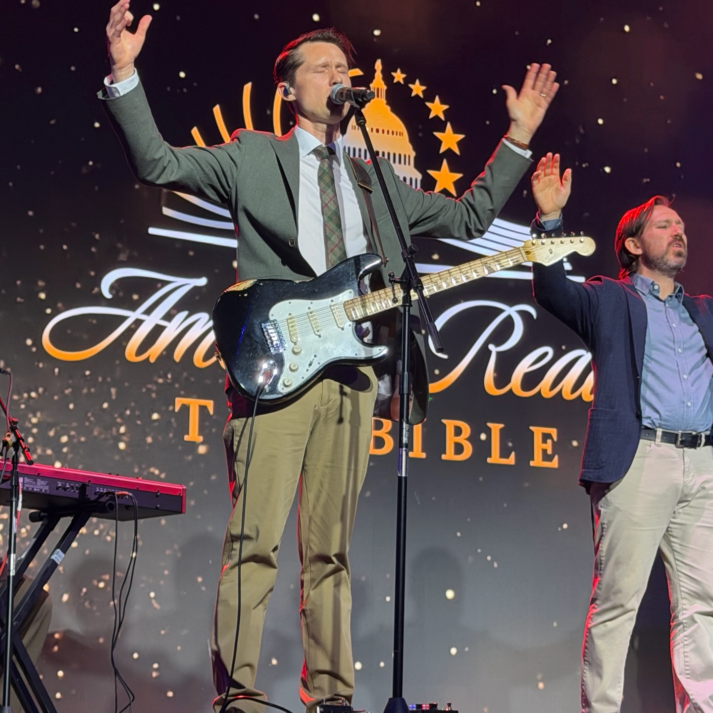 除了讀經，活動中亦穿插敬拜、禱告活動。（翻攝自IG@americartbible)