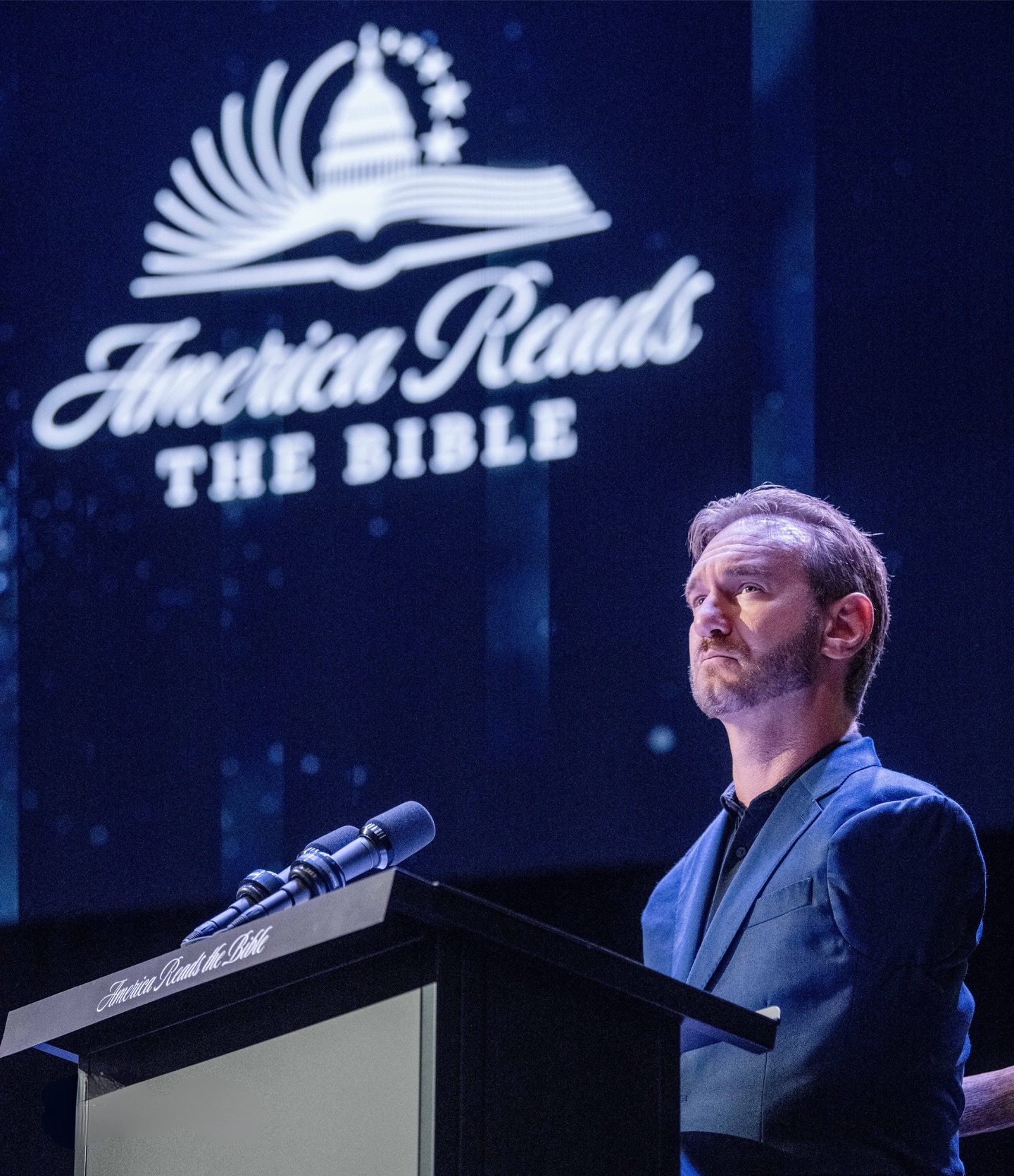 力克胡哲誦讀聖經。（翻攝自IG@americartbible)