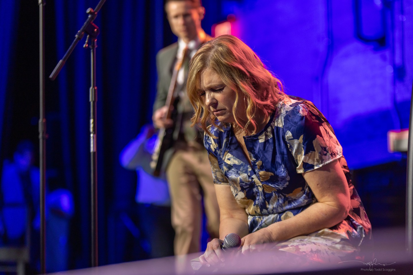 「美國讀聖經」活動主辦人邦妮．龐茲虔誠禱告。（翻攝自IG@americartbible)