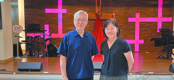 王正慧校長（右）跟湖光教會文亮牧師（左）。(圖/台北基督書院提供)