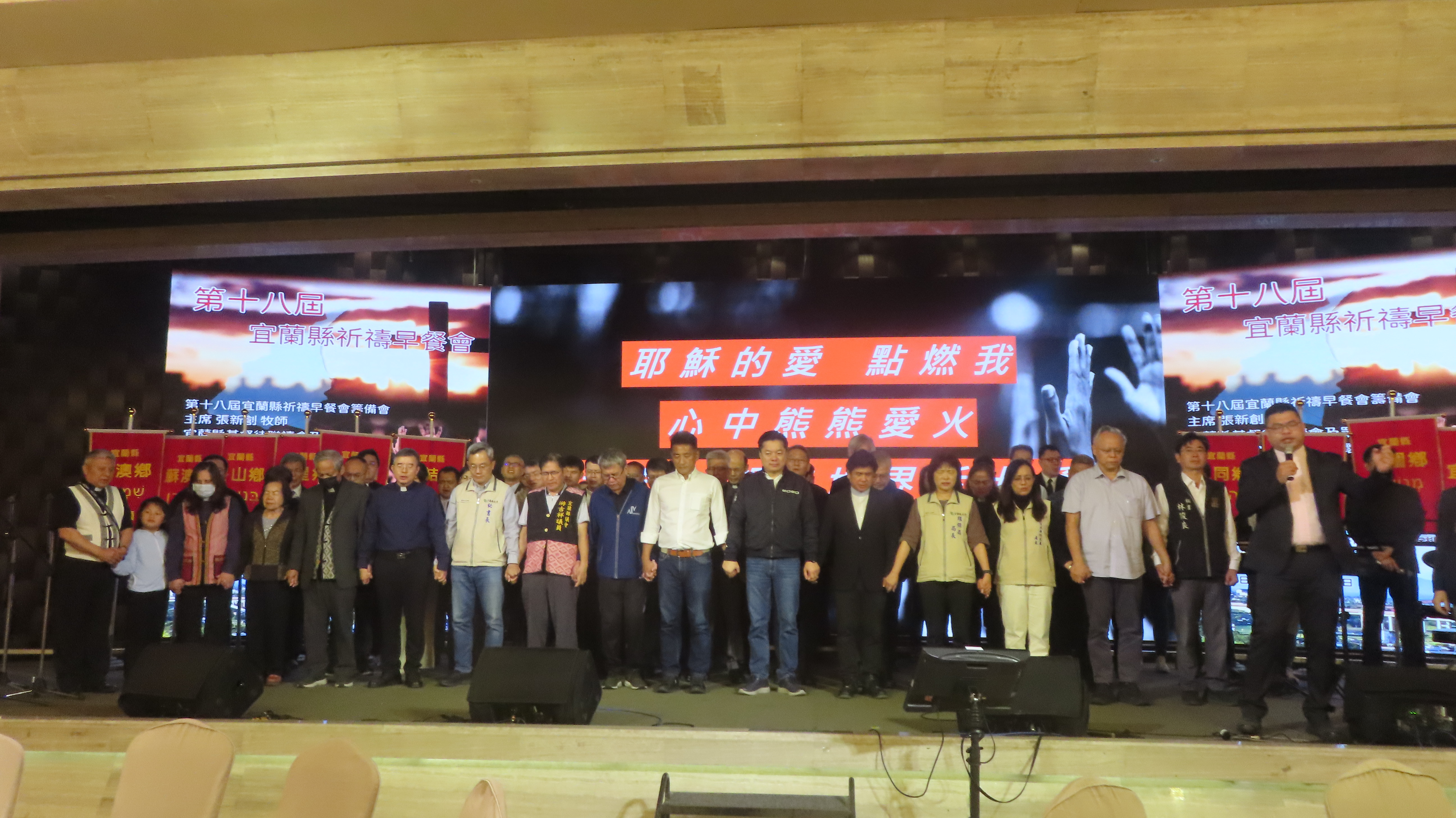 張新創牧師領唱詩歌。（圖/梁敬彥攝影）