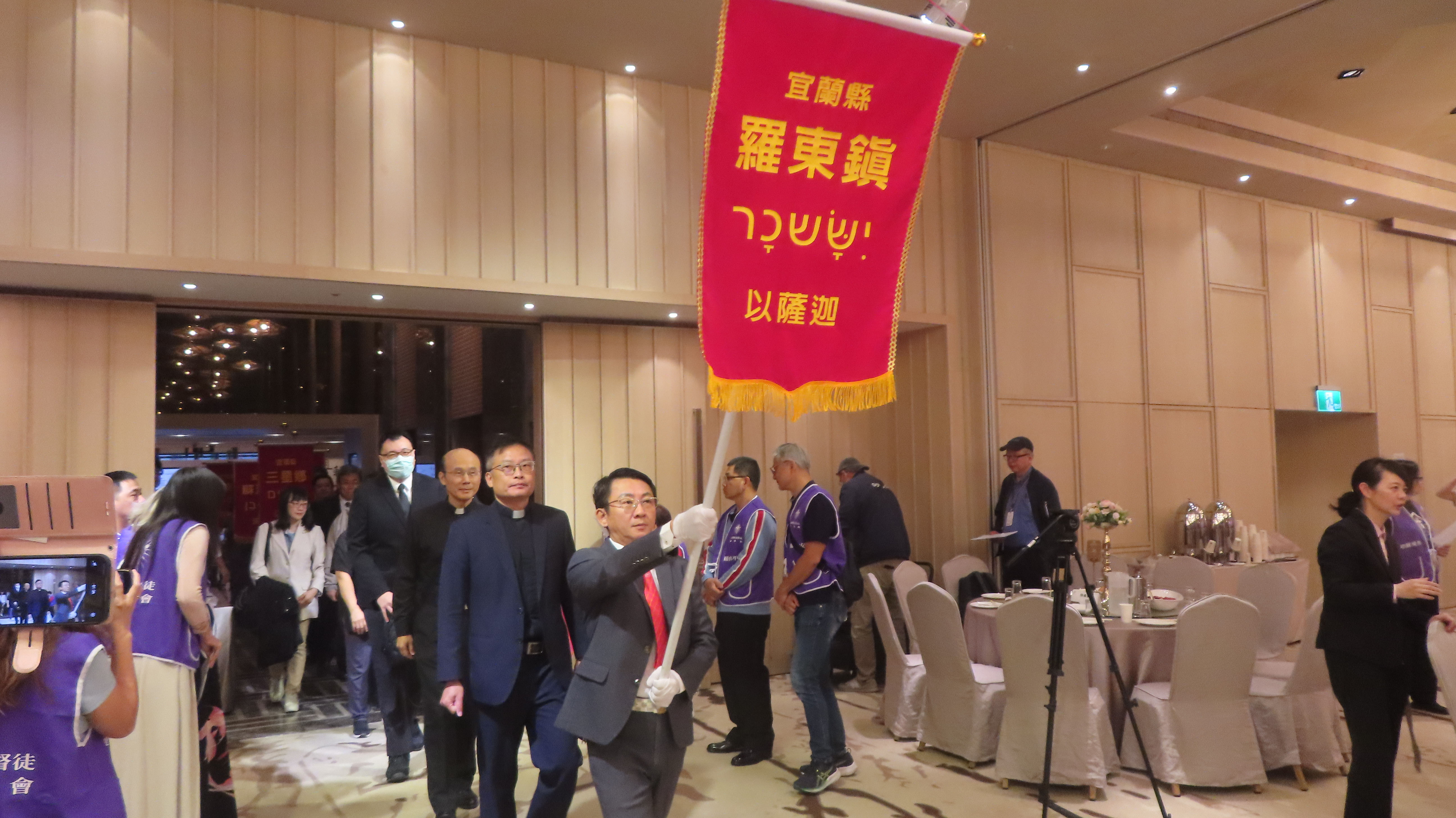 鄉鎮首長與在地牧者跟著旗隊一起進場。（圖/梁敬彥攝影）