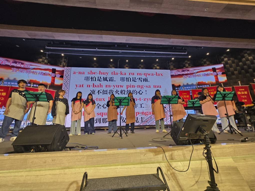 南澳鄉原住民青年主領敬拜。