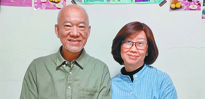 許新生牧師（左）伉儷