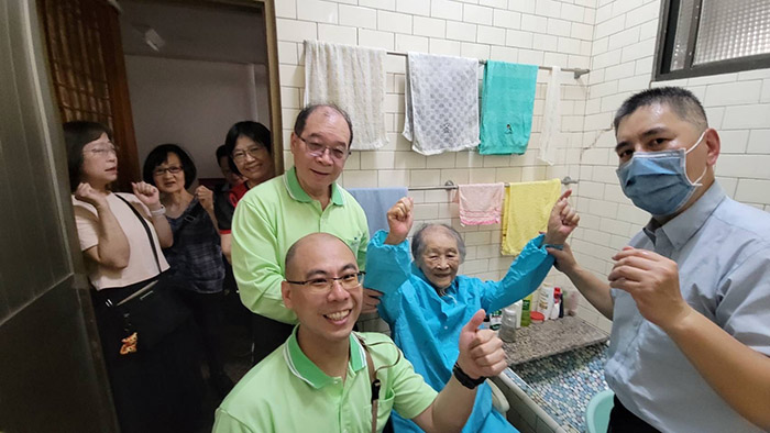 花蓮開展隊看望花蓮召會聖徒的年長母親，母親喜樂得救。（圖：張鈺梅提供）