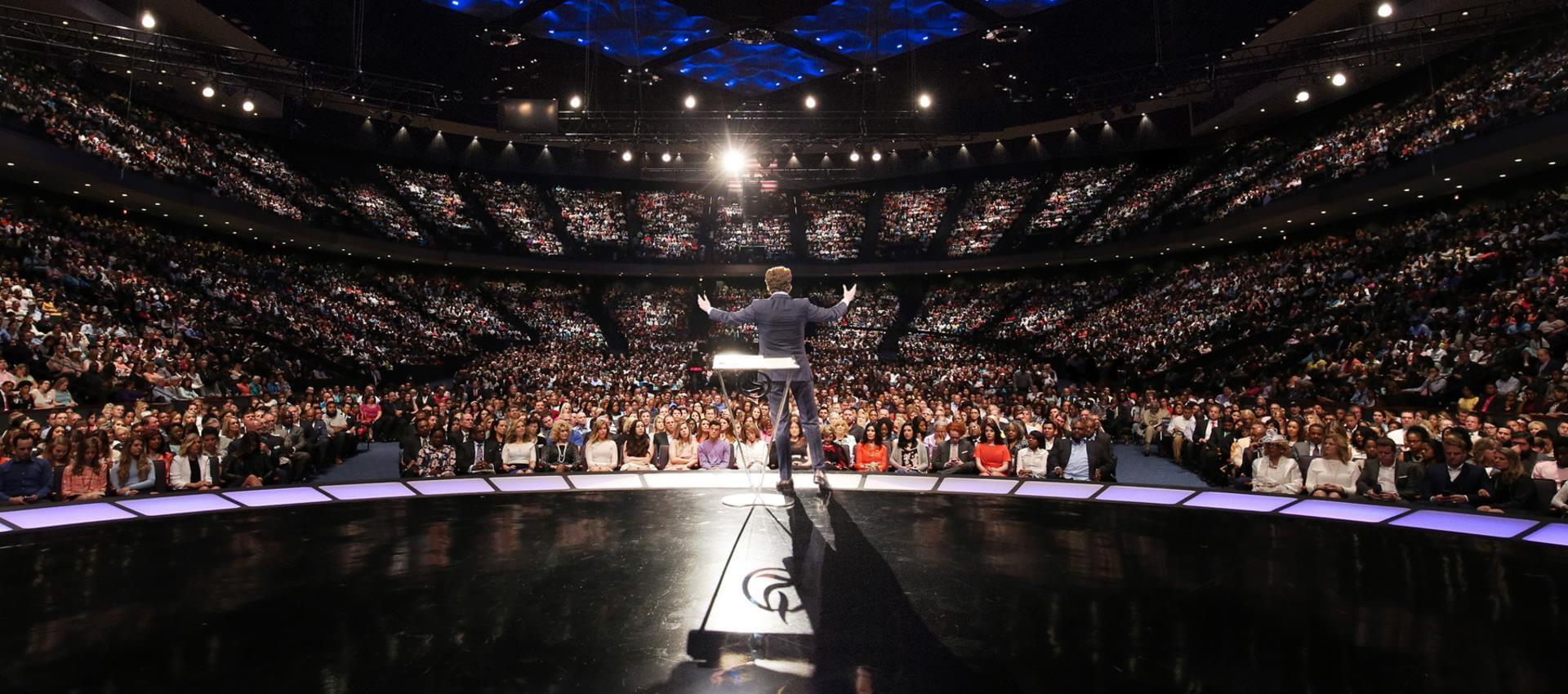 大型非宗派教會朝向品牌塑造和大型舞台敬拜。（joelosteen.com）