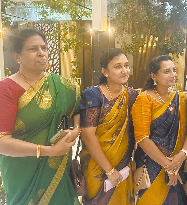 婦女盛裝配戴參加婚禮。(作者提供)