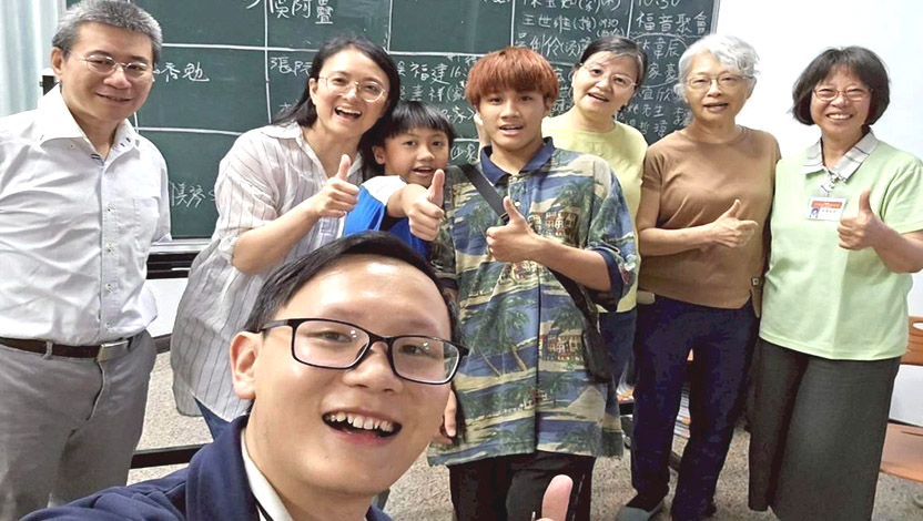 壯年班台中大雅開展隊與剛受浸之得榮少年喜樂合影（圖：劉俊儀提供）