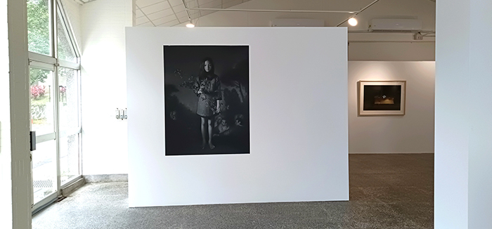 馮君藍牧師這次在嶺頭山莊展出許多攝影作品。(圖/嶺頭山莊提供)