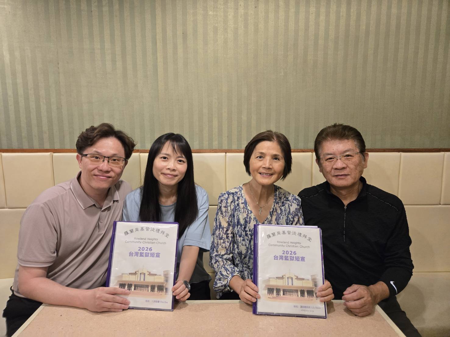 許耿華傳道吳詩琴師母（左1與左2）和資深宣教執事鄒念祖弟兄黃麗麗姊妹，於51勞動節假日在下榻飯店受訪後合影。（圖/梁敬彥攝影）