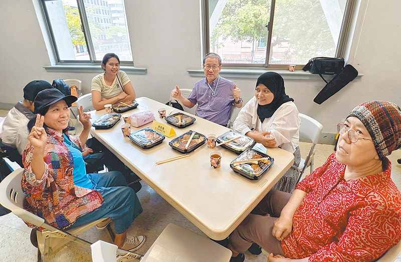 與印尼移工享用家鄉美食。