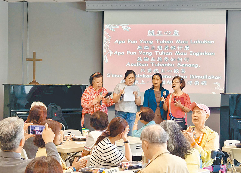 語言助教一同獻唱詩歌《隨主心意》。（作者提供）