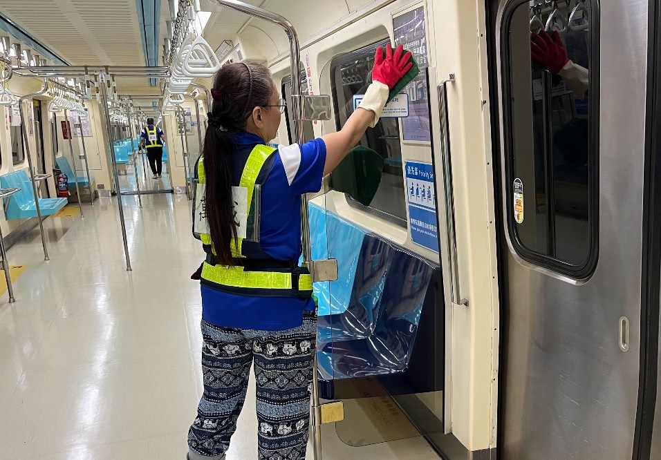 台北捷運加強車廂清潔消毒。（圖/台北市政府提供）